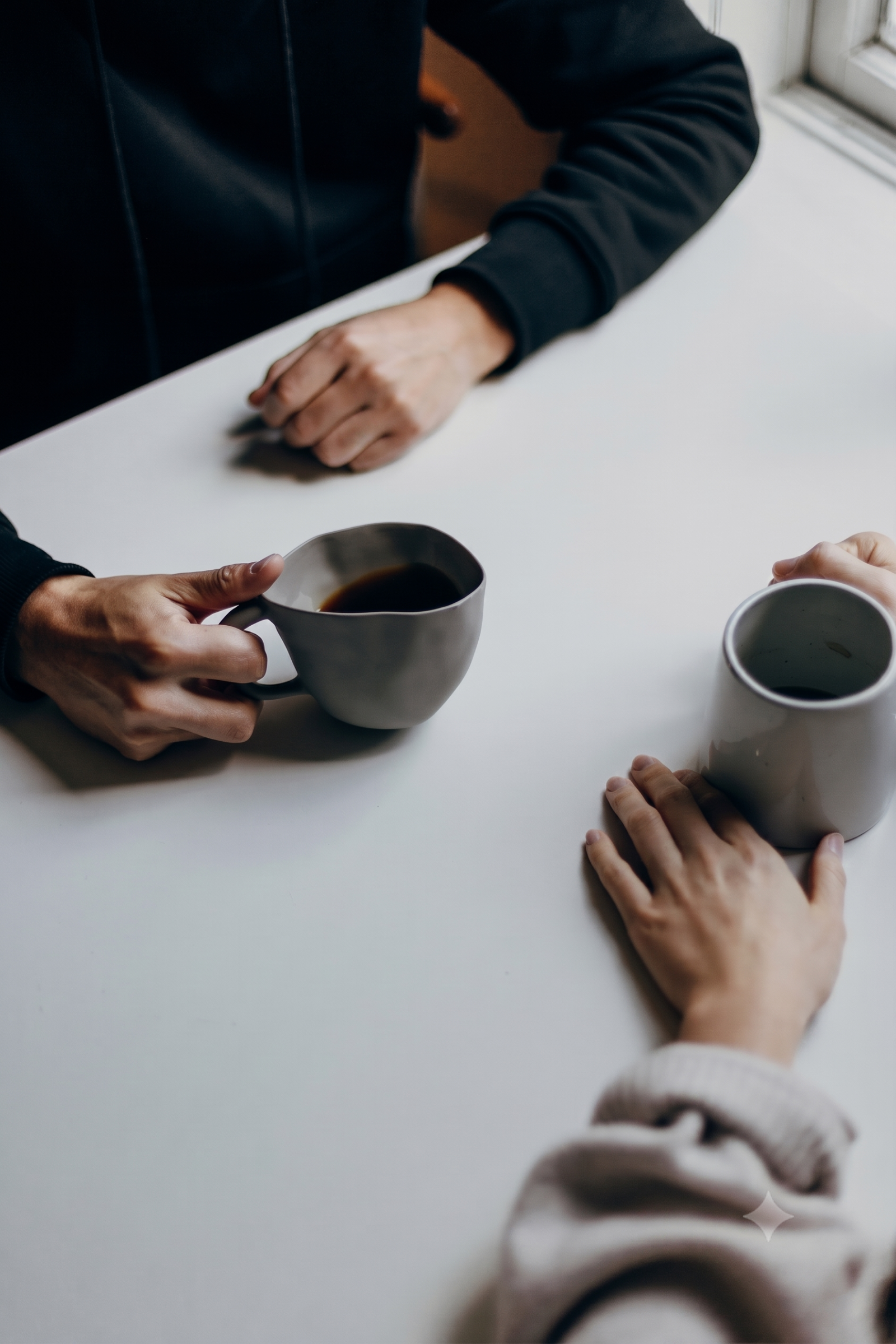 Deux personnes partagent un café